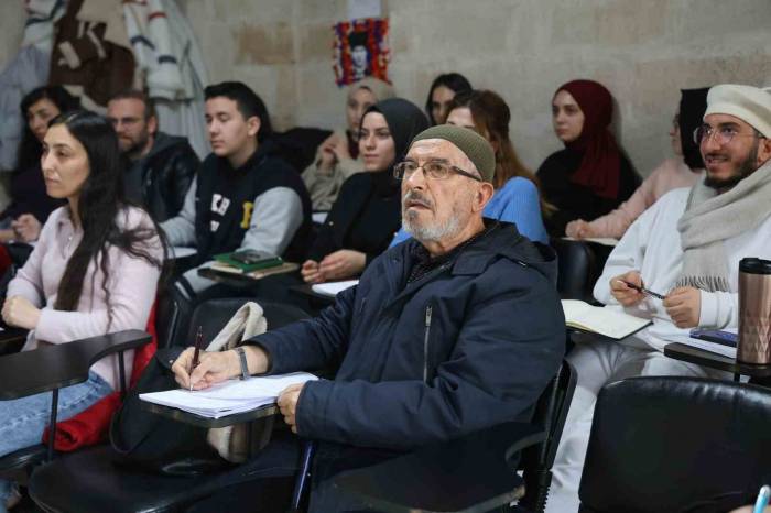 70 Yaşında İngilizce Kursuna Gidiyor