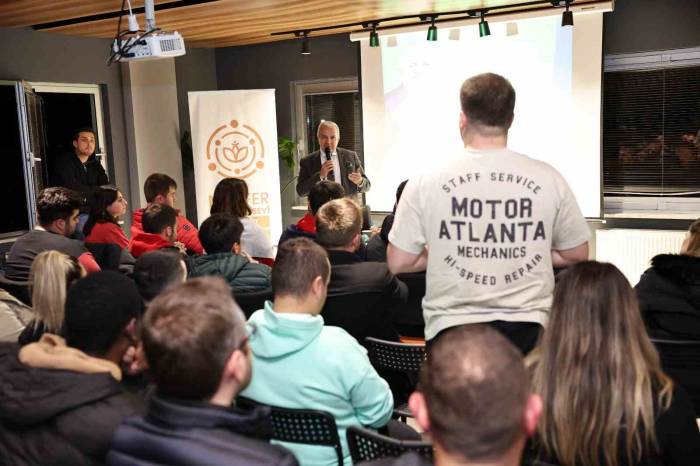 Şadi Özdemir Üniversiteli Gençlerle Buluştu