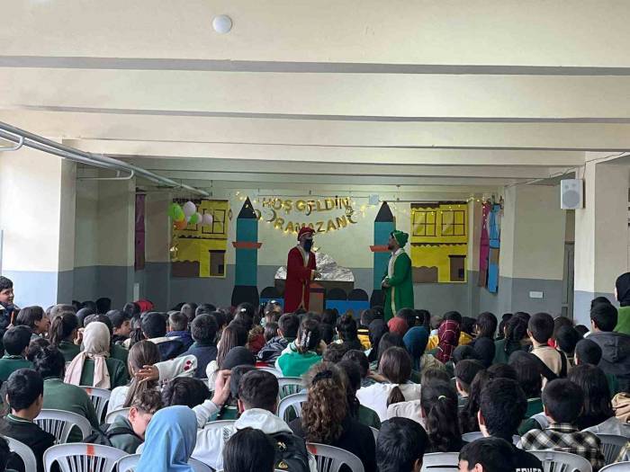 Öğrenciler Hacivat-karagöz Gösterisi İle Eğlendi