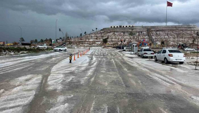 Şanlıurfa’da Dolu Yağışı Sonrası Şehir Beyaza Büründü