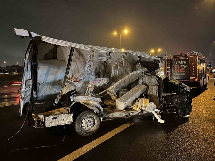 Tıra Çarparak İkiye Bölünen Panelvanda Ağır Yaralanan Sürücü Öldü