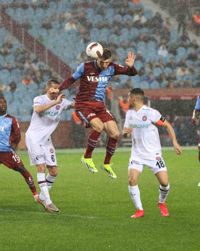 Trendyol Süper Lig: Trabzonspor: 1 - Fatih Karagümrük: 1 (İlk Yarı)