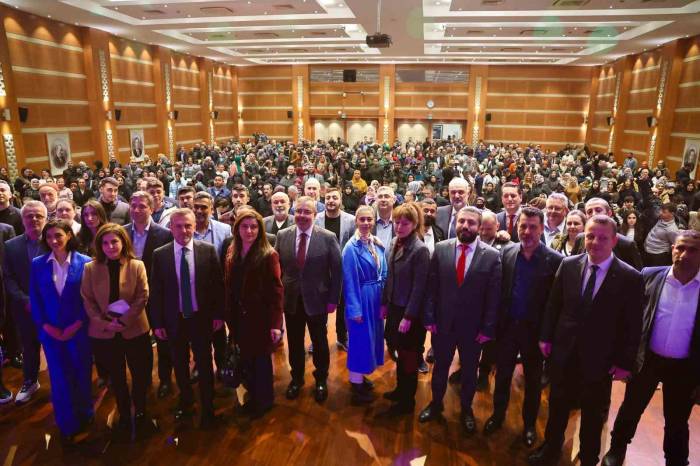 Farklı Siyasi Partilerden İstifa Eden Bin Üye Ak Parti’ye Katıldı