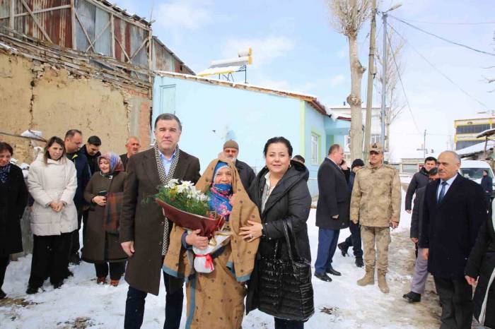 Vali Eldivan Eşiyle Birlikte Mutlu Köyünde Vatandaşlarla Bir Araya Geldi