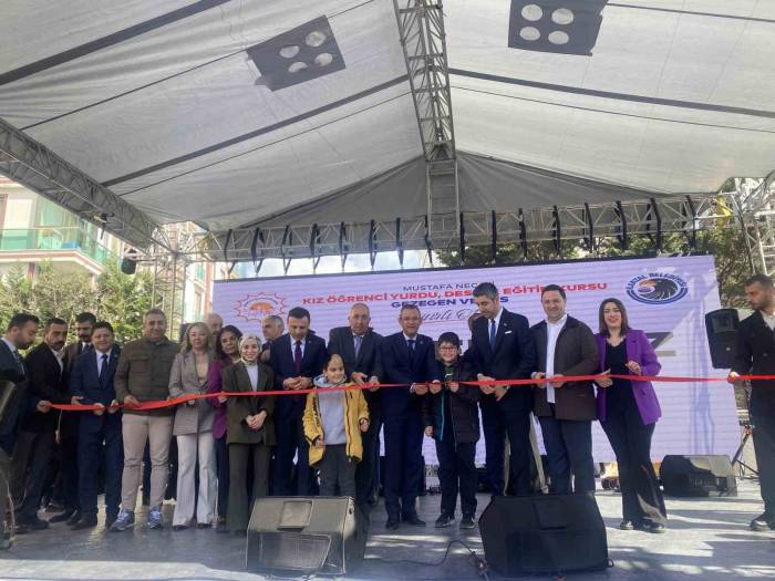 Chp Genel Başkanı Özel, Kartal’da Toplu Açılış Törenine Katıldı