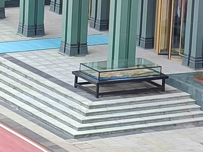 Külliye’ye Vinçle Getirilen 3 Ton Ağırlığındaki Eser, Cumhurbaşkanı Erdoğan’a Hediye Edildi