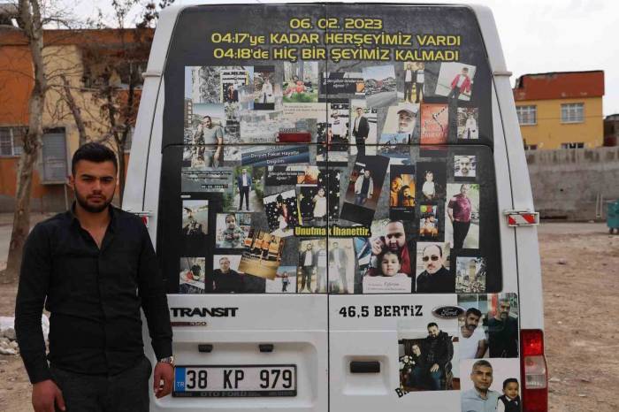 Deprem Şehitlerinin Fotoğrafını Minibüsün Arkasına Astı
