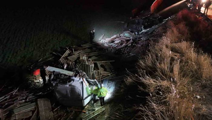 Bariyerleri Parçalayan Tır Hurda Yığınına Döndü: 3 Yaralı