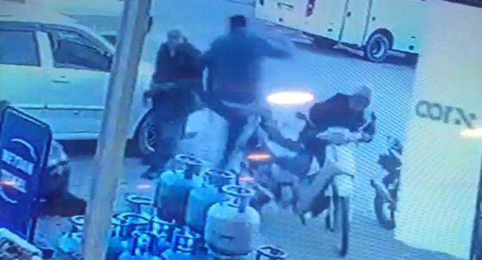 Kardeşini Bacağından Vuran Şahsı Uçan Tekmeyle Yere Savurdu: O Anlar Kamerada