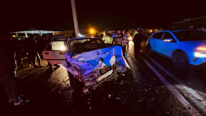 Tıra Yandan Çarpan Otomobildeki 2 Kişi Yaralandı