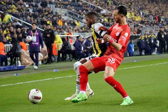 Trendyol Süper Lig: Fenerbahçe: 0 - Pendikspor: 1 (İlk Yarı)