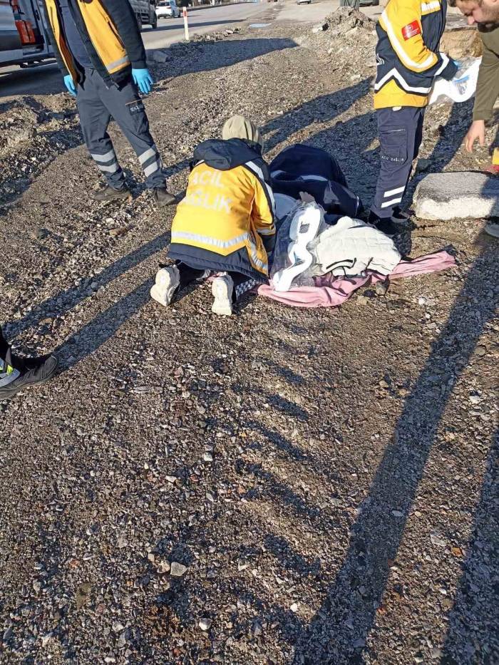 Kontrolden Çıkan Otomobil Altyapı İçin Açılan Çukura Yuvarlandı: 2 Yaralı