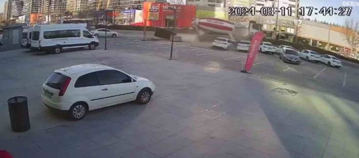 Ankara’da Kontrolden Çıkan Mikser Park Halindeki Araçlara Çarparak Durabildi