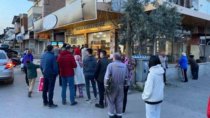 Ramazan’ın İlk Gününde Sıcak Pide Kuyrukları Uzadıkça Uzadı