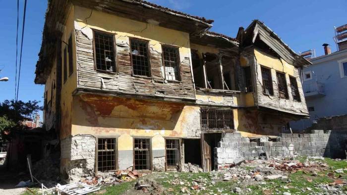 Burdur’da Onlarca Başvuruya Rağmen Tedbir Alınmayan Metruk Bina Tehlike Saçıyor