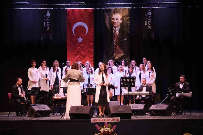 Hekimlerden Beyaz Önlükleriyle Konser