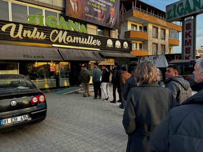 Ramazan’ın İlk Gününde Sıcak Pide Kuyruğu Geleneği Bozulmadı