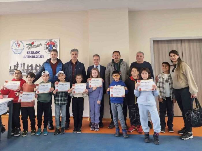 Satranç Turnuvasında Dereceye Girenler Ödüllendirildi