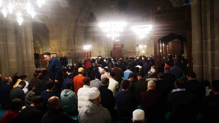 Erzurum’da Camiler İlk Teravihte Doldu Taştı
