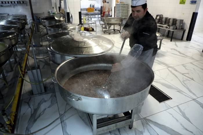 Ramazan Bereketi İhtiyaç Sahiplerinin Sofralarına Taşınıyor