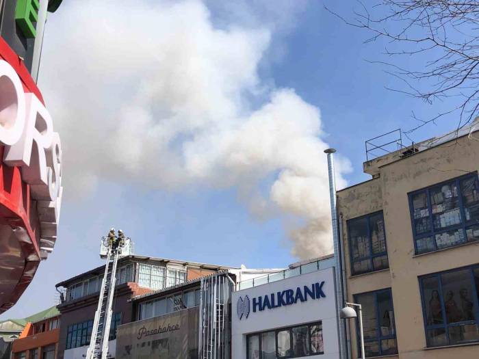 Fatih’te 6 Katlı İş Merkezinin Deposunda Korkutan Yangın