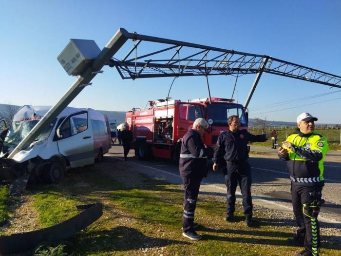 Kontrolden Çıkan İşçi Servisi Direğe Çarptı: 16 Yaralı