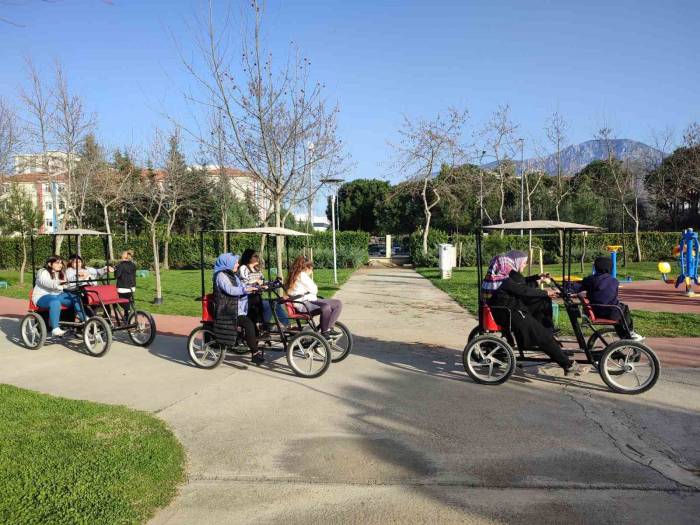 Güzel Havanın Tadını Çıkardılar