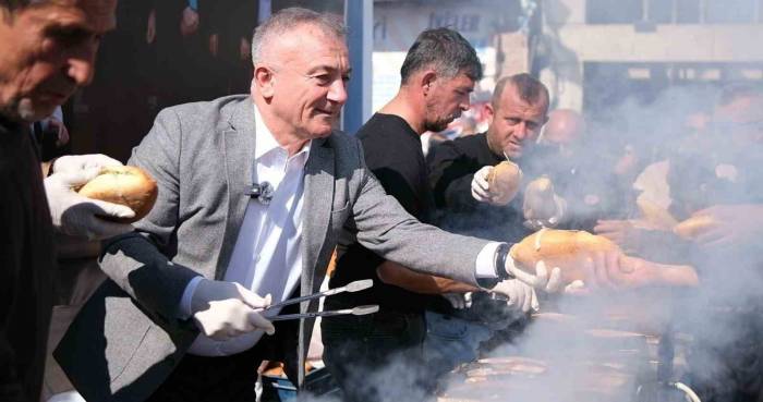 Sesli, 2 Bin 500 Kişiye Balık Ekmek İkram Etti