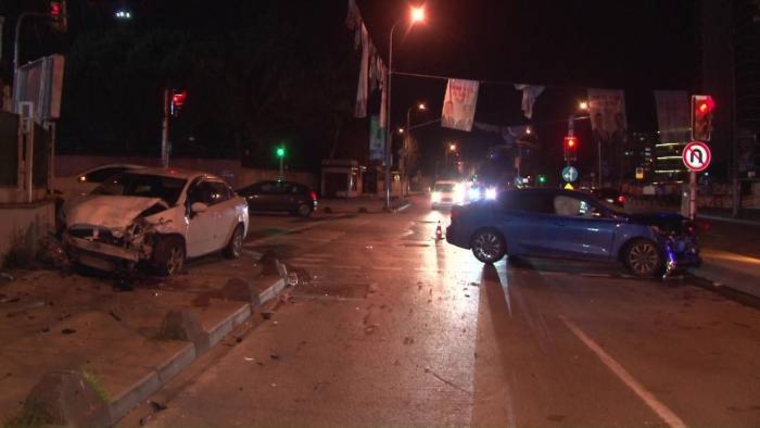 Kartal’da İki Otomobil Kafa Kafaya Çarpıştı