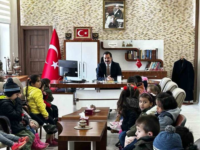 Minik Öğrencilerden Kaymakam Akköz’e Ziyaret
