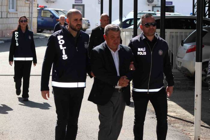 Kktc’de “Yolsuzluk Ve Sahte Diploma” Soruşturmasında Tutuklanan Eski Bakan Dürüst Tutuksuz Yargılanacak