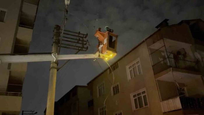 Elektrik Kabloları Bomba Gibi Patladı: 10 Sokak Karanlığa Gömüldü