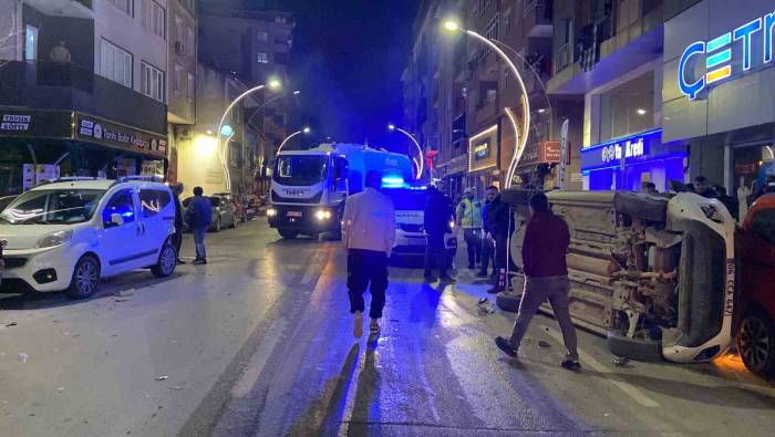 Duraklayan Araca Çarpıp Devrildi: O Anlar Kamerada