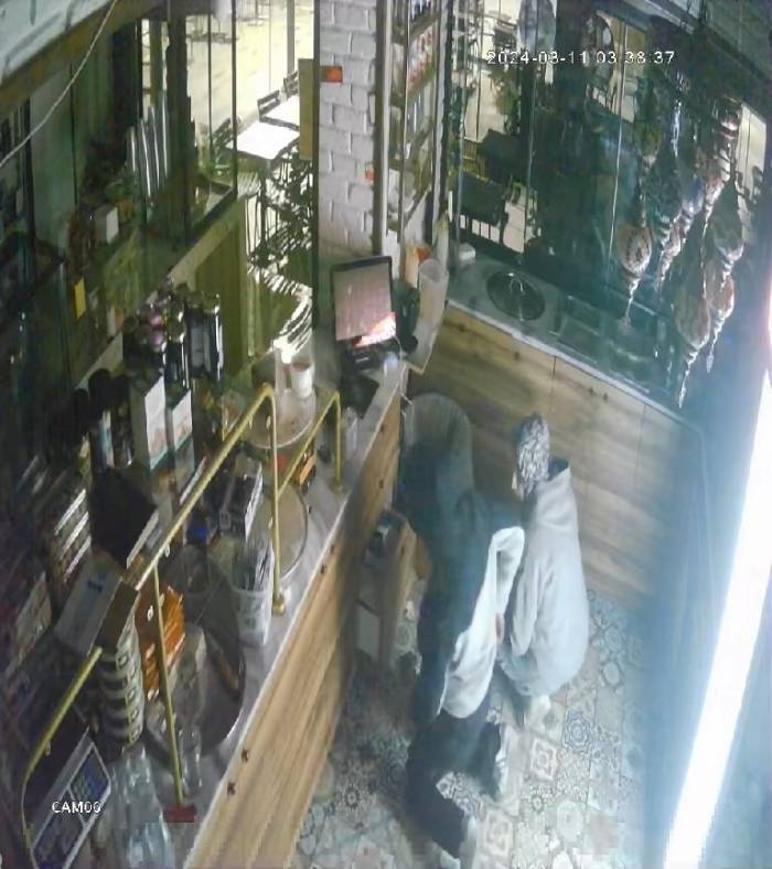 Tatlıcıdaki Hırsızlık Anı Kamerada: 4 Bin Tl Ve Sma Bağış Kumbarasını Çaldılar