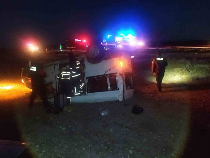 Konya’da Minibüs Şarampole Devrildi: 6 Yaralı