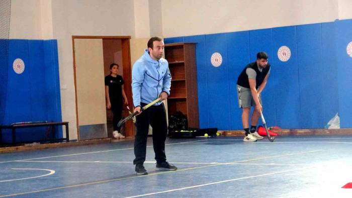 Hem Öğrenci, Hem De Antrenörlük Yapıyor