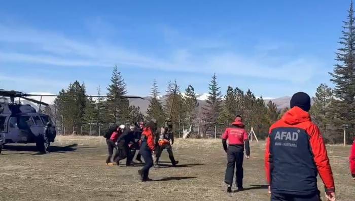 Niğde’de Kar Kütlesi Altında Kalan Dağcının Cesedi Helikopterle Alındı