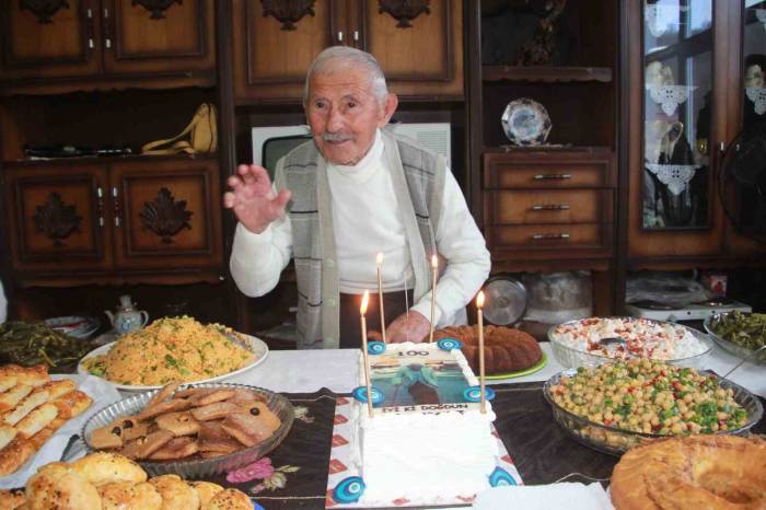 100. Yaşına Pasta Keserek Girdi