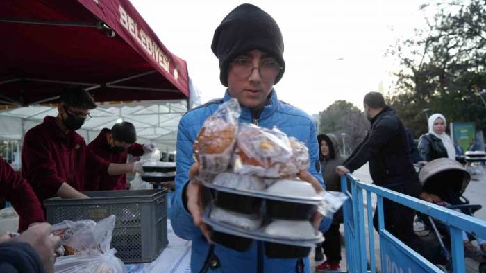 Kırıkkale’de Vatandaşlar İlk Oruçlarını İftar Çadırında Açtı