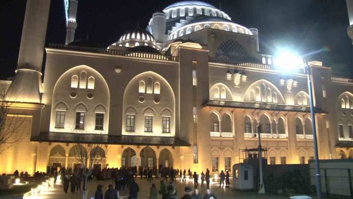 Ramazan Ayının İlk Teravih Namazı Büyük Çamlıca Camii’nde Kılındı
