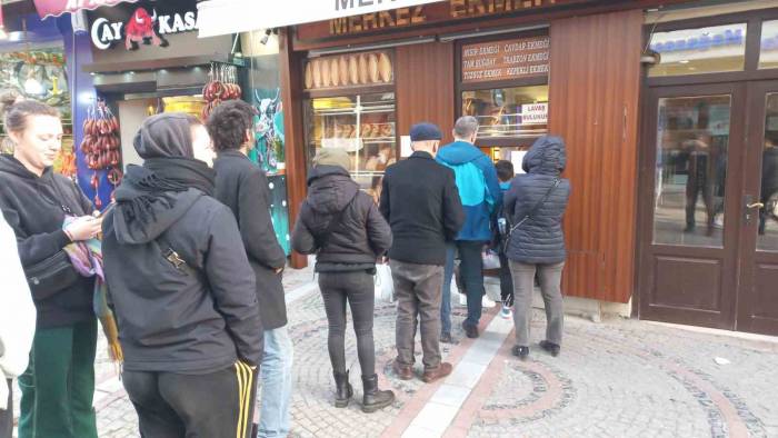 Edirne’de Ramazan Pidesi Kuyruğu