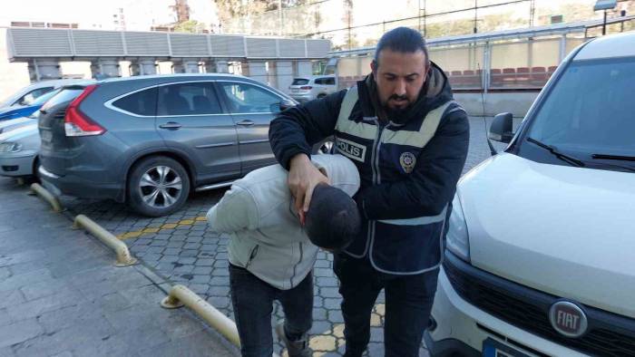 Kar Maskesi Takıp Patronuna Götürülen Parayı Gasp Etti