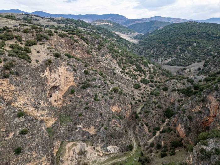 Nuh Tufanında Sığınak Olarak Kullanıldığı İddia Edilen Mağara Keşfedilmeyi Bekliyor