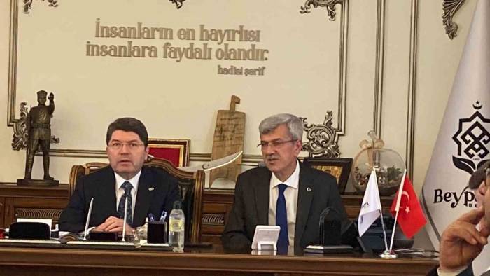 Bakan Tunç: "Cumhurbaşkanı’nın 5’te 3 Çoğunluk Durumunda Tekrar Adaylık Yolu Açılır"