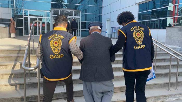 Eşini Öldürdükten Sonra Pencereden Etrafı İzlemiş