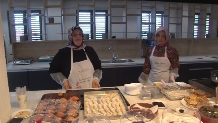 Beykoz’un Erguvanları Ürettiklerini Satmaya Devam Ediyor