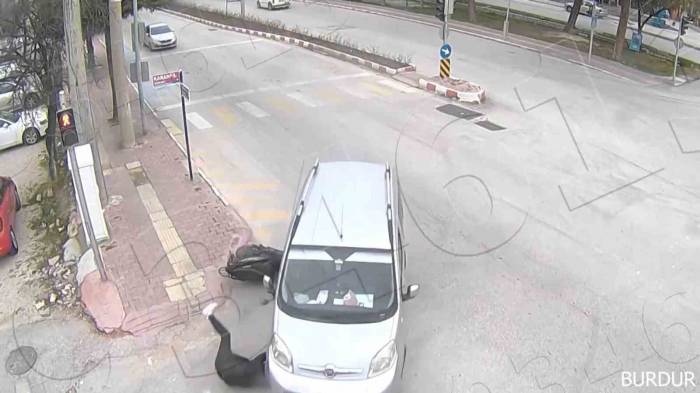 Sağından Geçmek İstediği Otomobilin Altında Kalmaktan Son Anda Kurtuldu