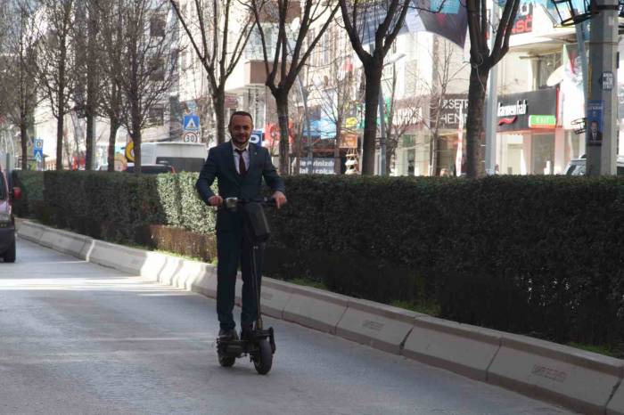 Çankırı’da Sıra Dışı Seçim Çalışması: Scooter’ıyla Sokak Sokak Gezerek Oy İstiyor