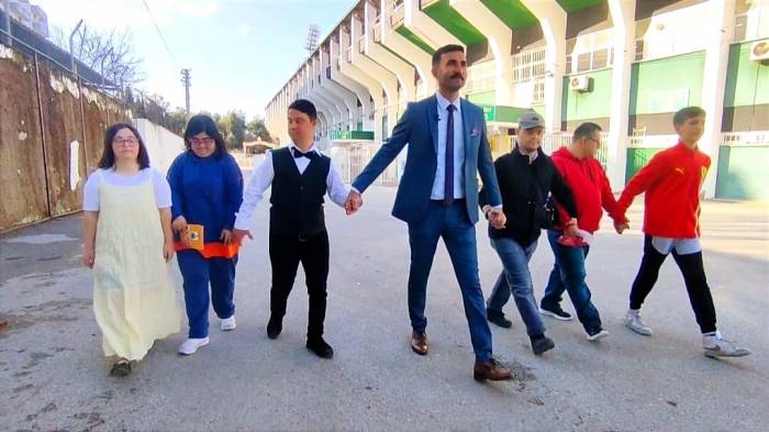Sıra Dışı Muhtar Adayı Down Sendromlu Çocuklarla Birlikte Oy İstedi