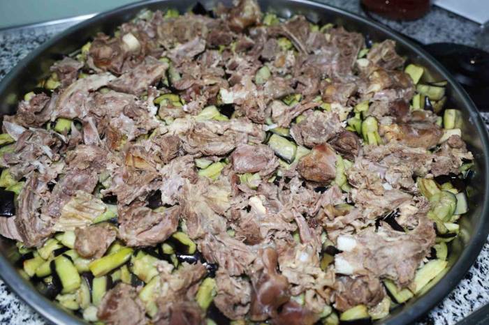 Gönüllü Annelerin Ellerinde Pişen Yemekler İhtiyaç Sahiplerine Ulaştırılıyor